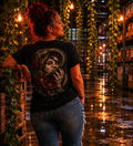 Serpent Embrace- Dein neues Statement T-Shirt für mystische Eleganz